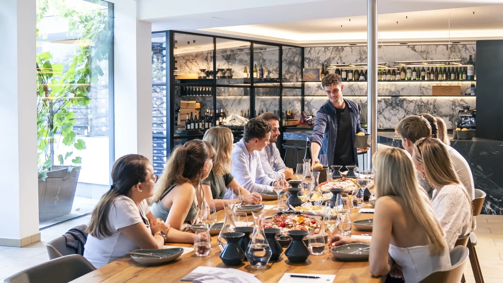 Gäste genießen Wein und Heurigenschmankerl bei der Taste Krems Masterclass.